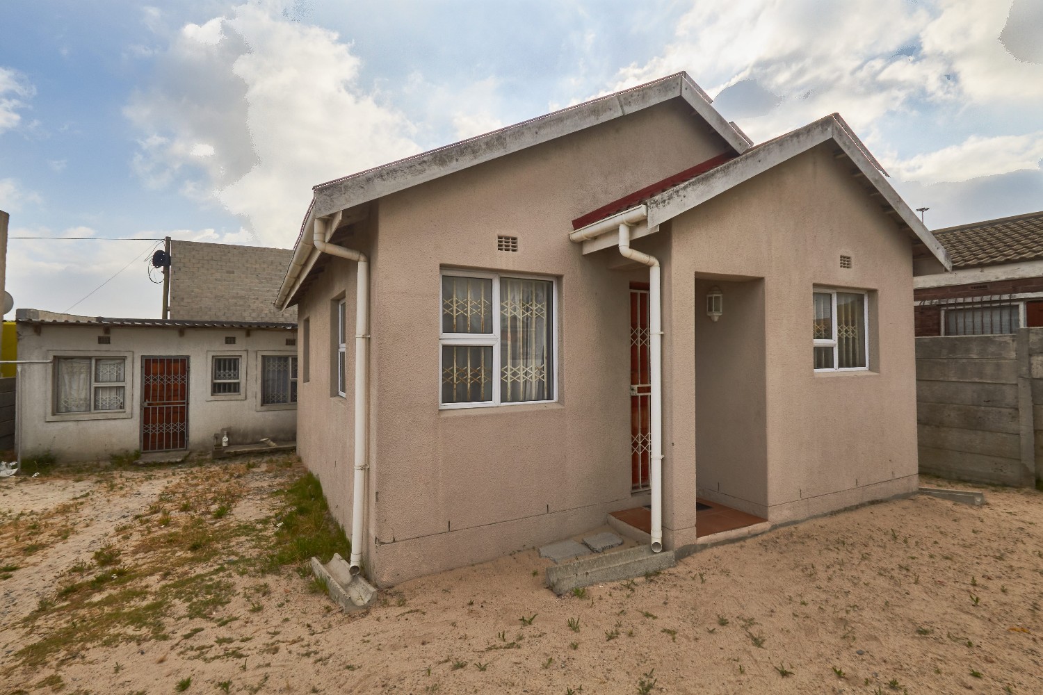 5 Bed Home For Sale in Ilitha Park (R 899,999)