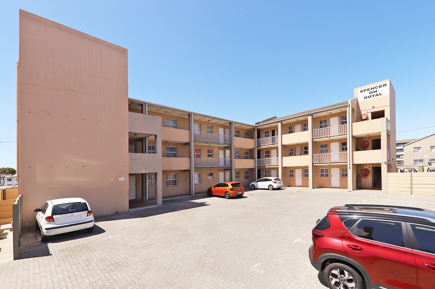 2 Bed Apartment For Sale in Maitland (R 680,000)