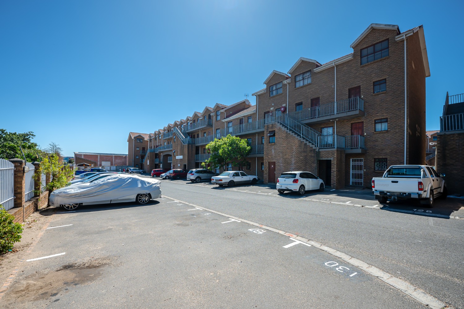 2 Bed Apartment For Sale in Brackenfell Central (R 800,000)