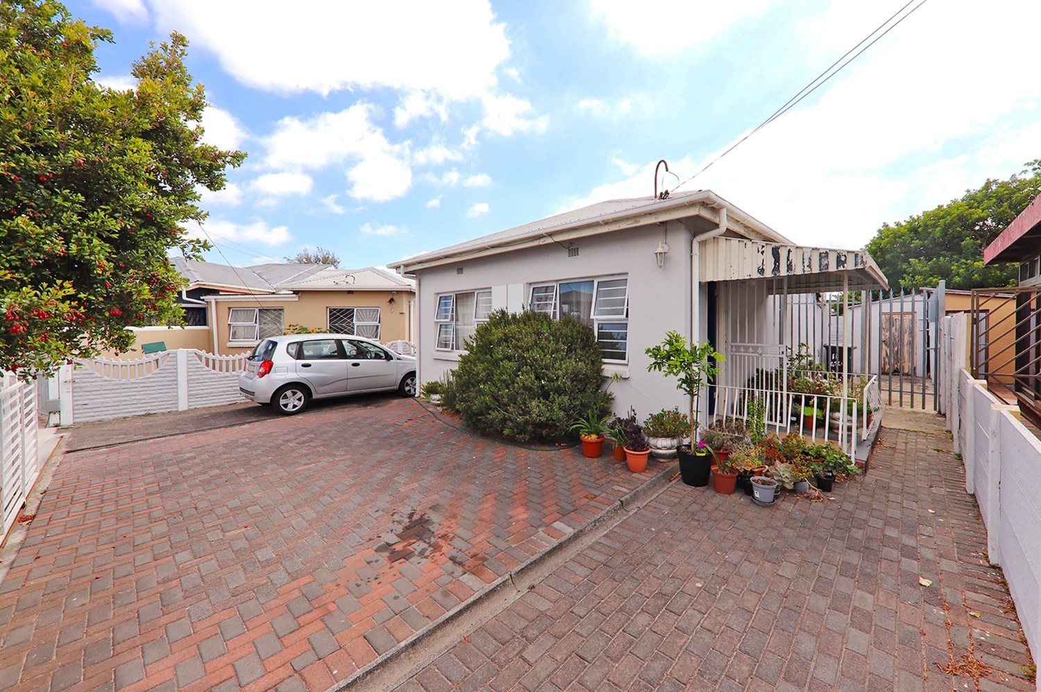 2 Bed Home For Sale in Athlone (R 1,250,000)