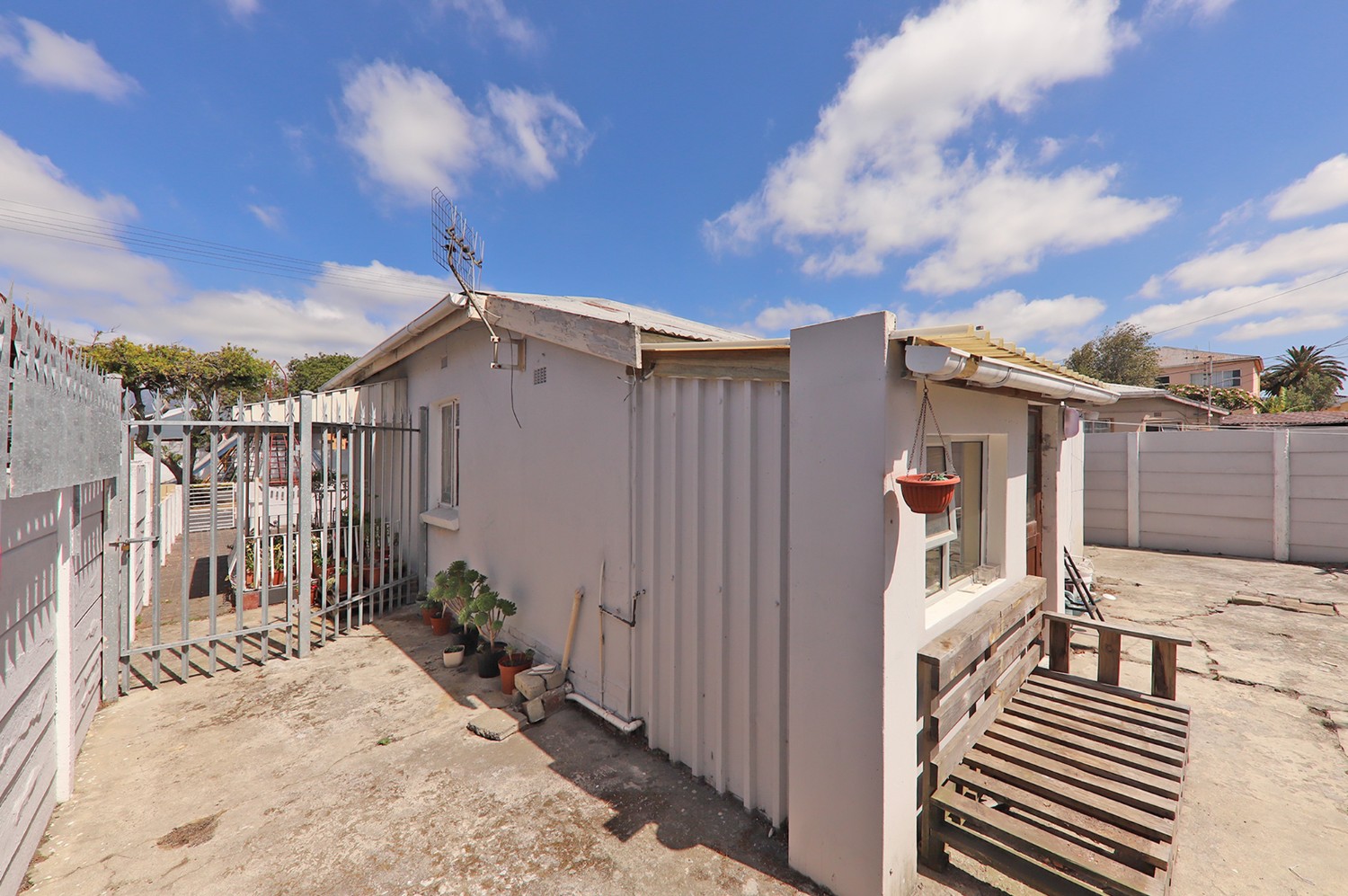 2 Bed Home For Sale in Athlone (R 1,250,000)