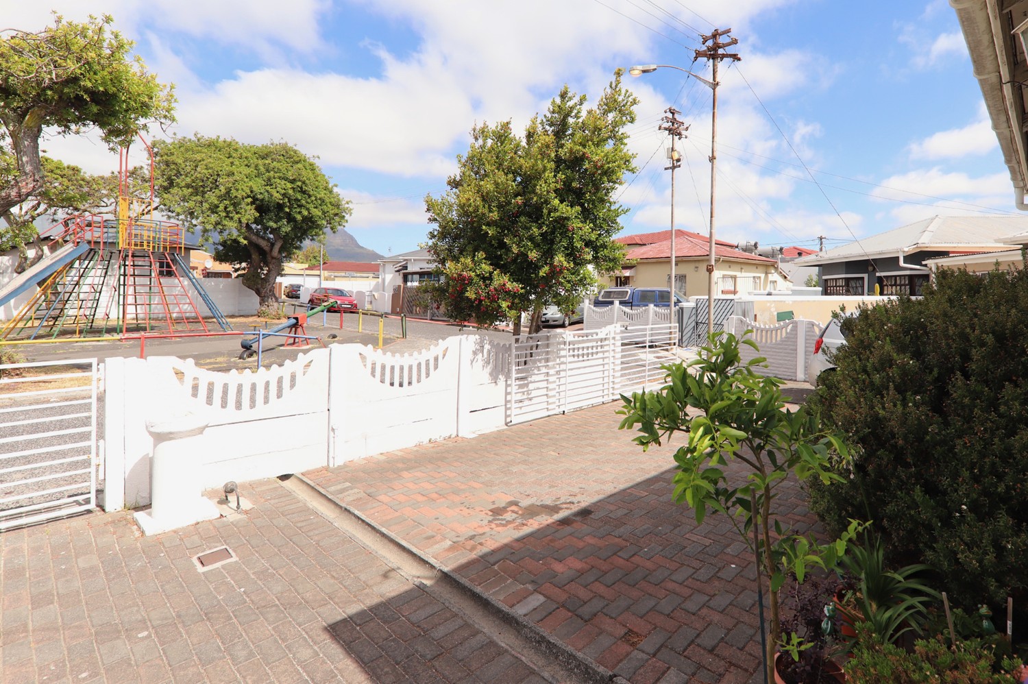 2 Bed Home For Sale in Athlone (R 1,250,000)