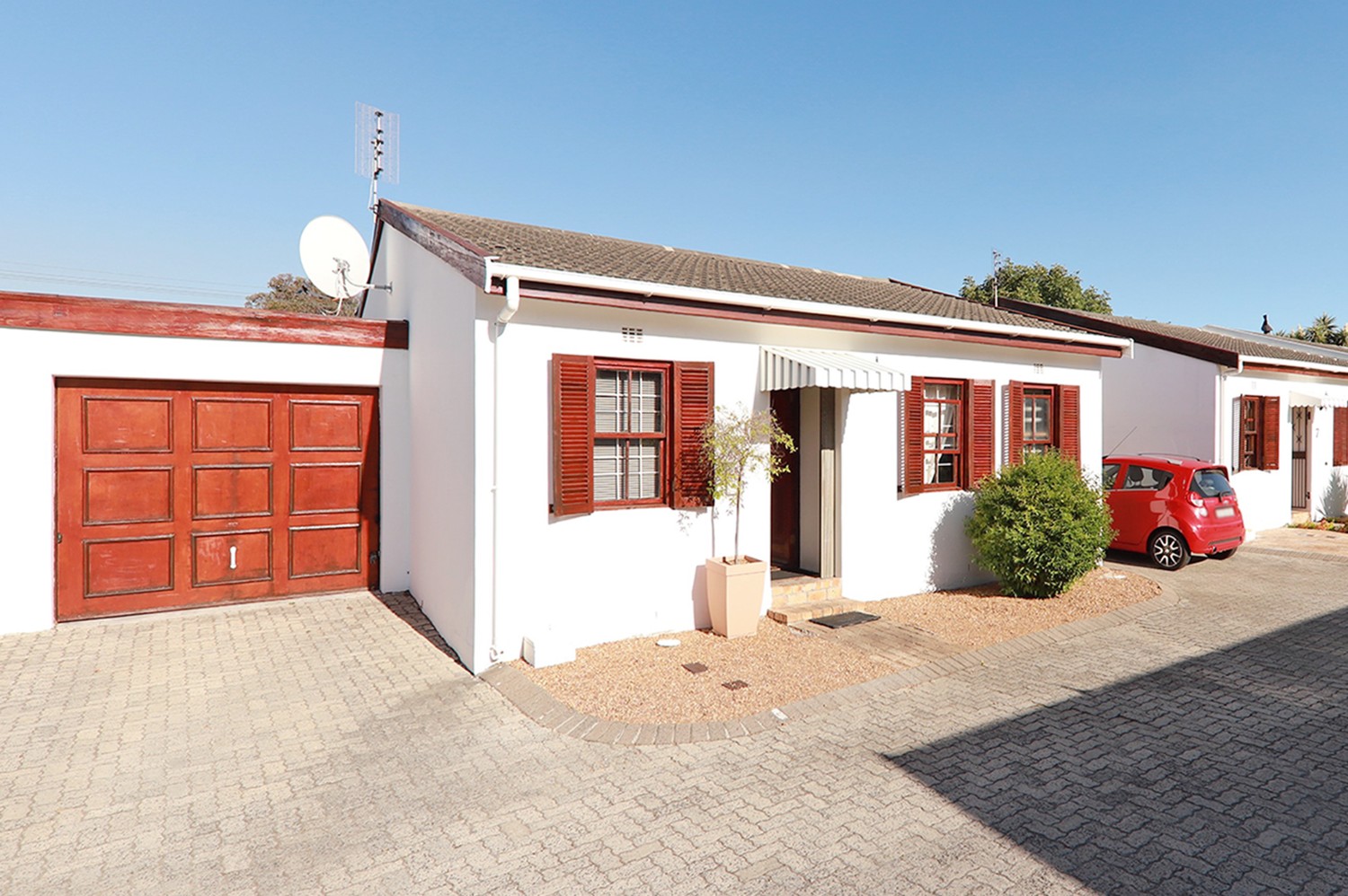 2 Bed Townhouse For Sale in Diep River (R 2,295,000)