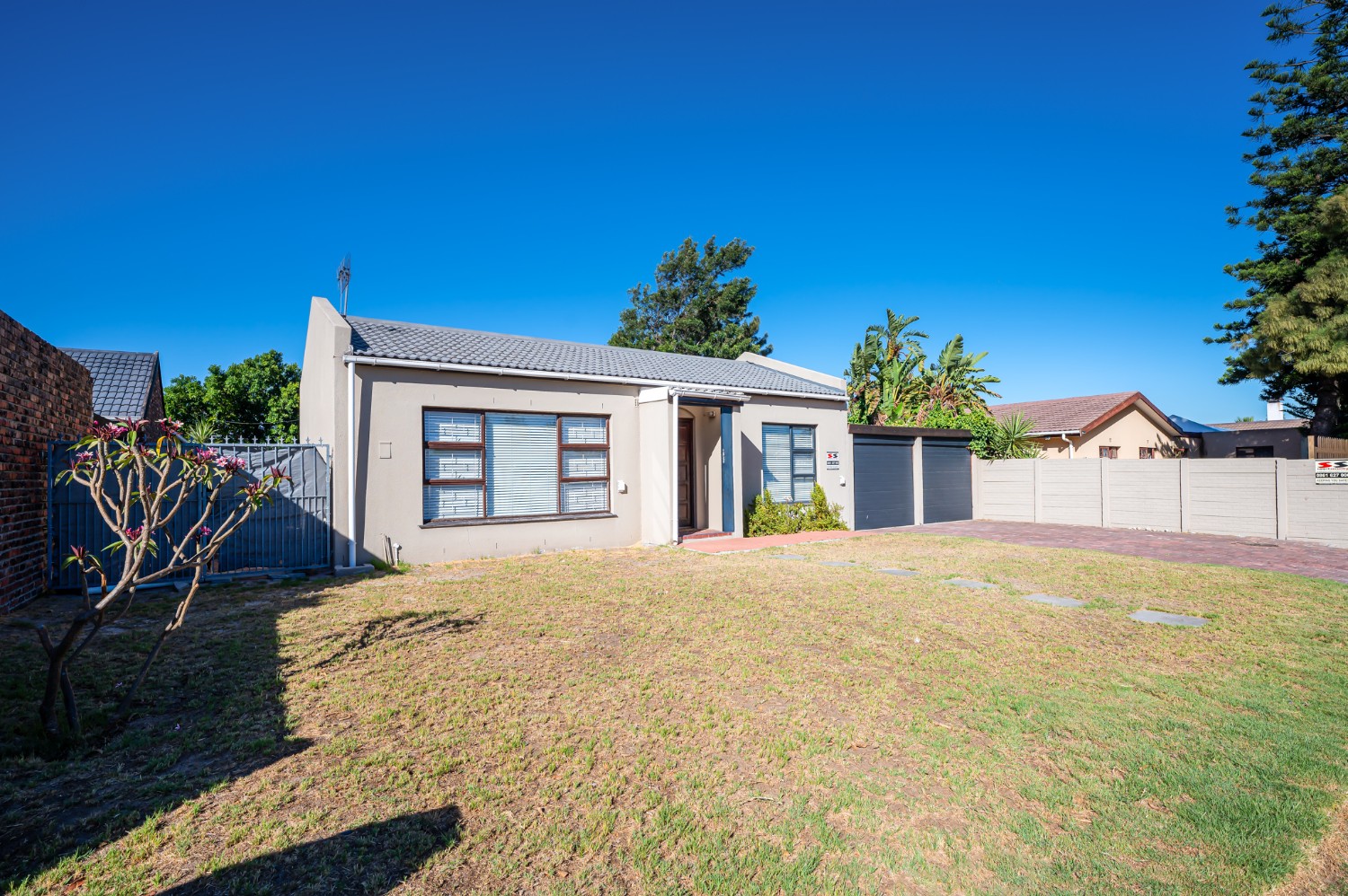 2 Bed Home For Sale in Bothasig (R 2,080,000)