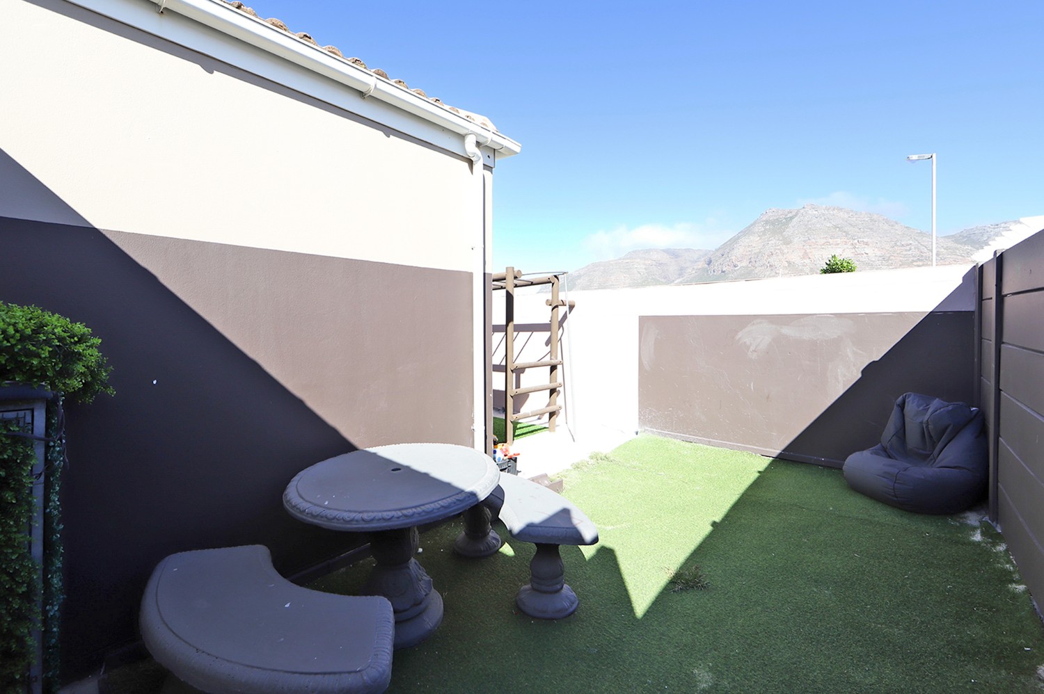 3 Bed Townhouse For Sale in Muizenberg (R 1,685,000)