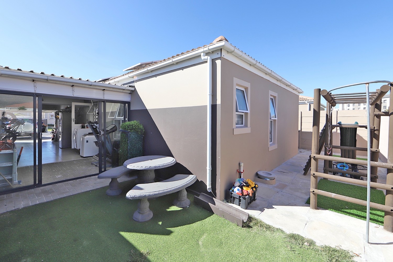 3 Bed Townhouse For Sale in Muizenberg (R 1,685,000)