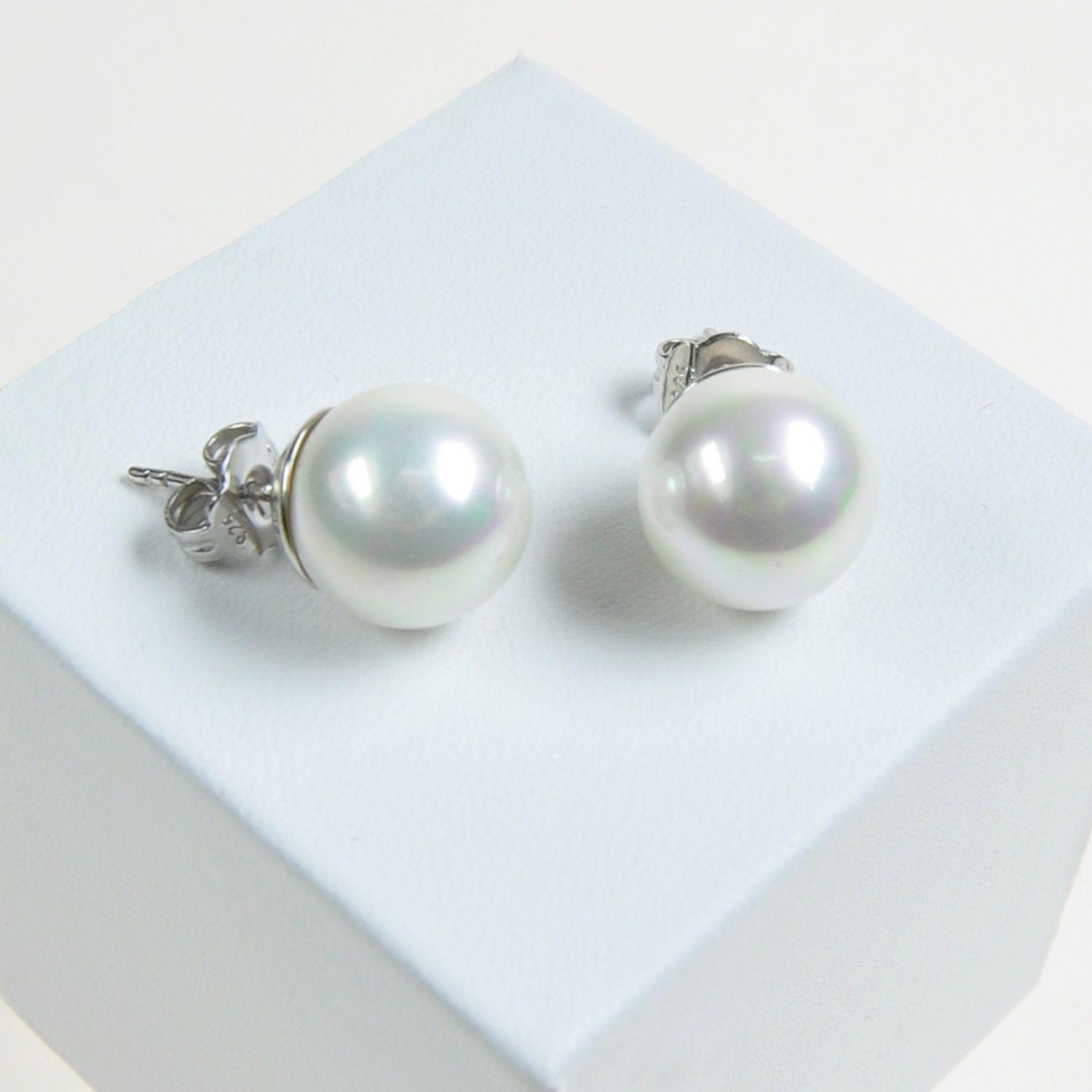 Classic 12 mm pearl earrings. Choose your favorite colour!
