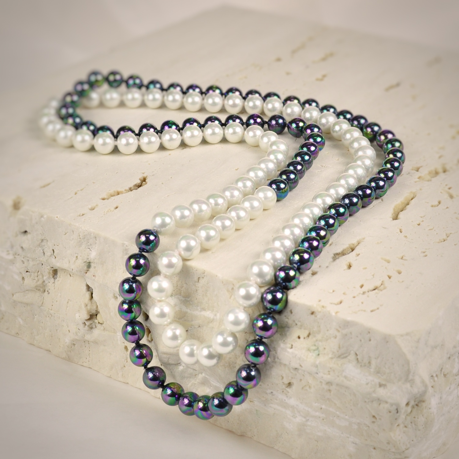 Collar de perlas blancas y negras