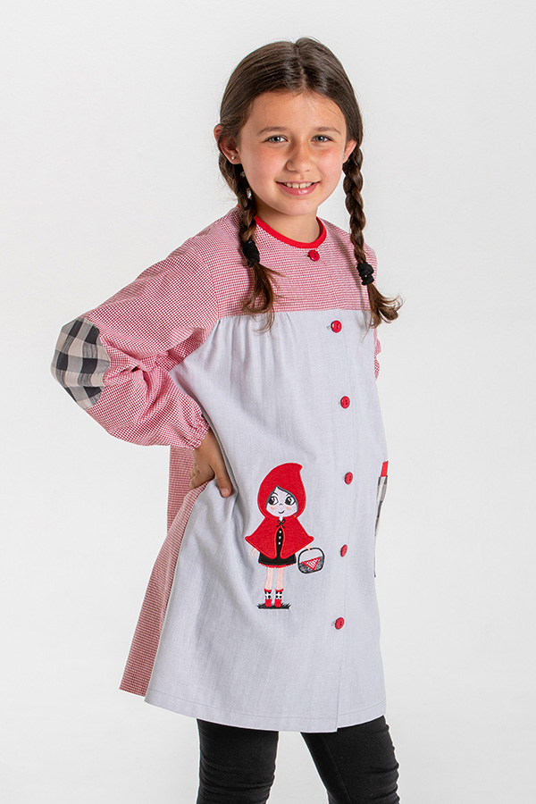 Bata infantil roja y gris bordado caperucita. Ropa para escuela