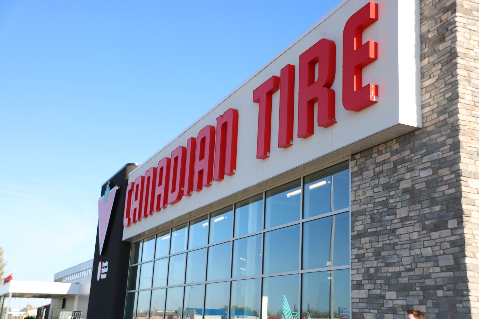 New Canadian Tire location holds Grand Opening
