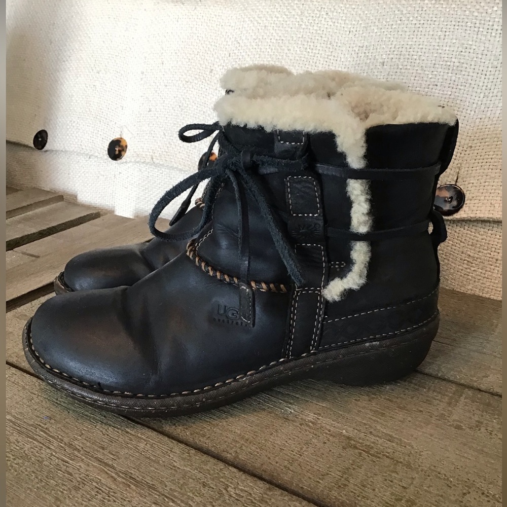 Ugg Cove Black Leather Ankle Boot, Sheep Skin Lining.… Gem