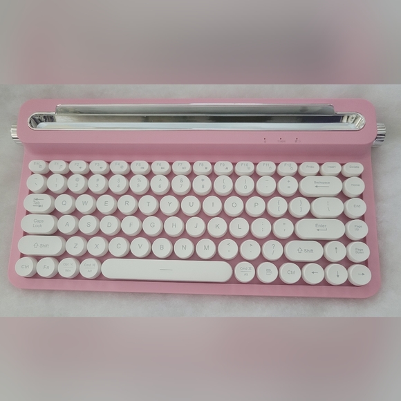 PrimeConnect | Tablets & Accessories | Retro Bluetooth Typewriter