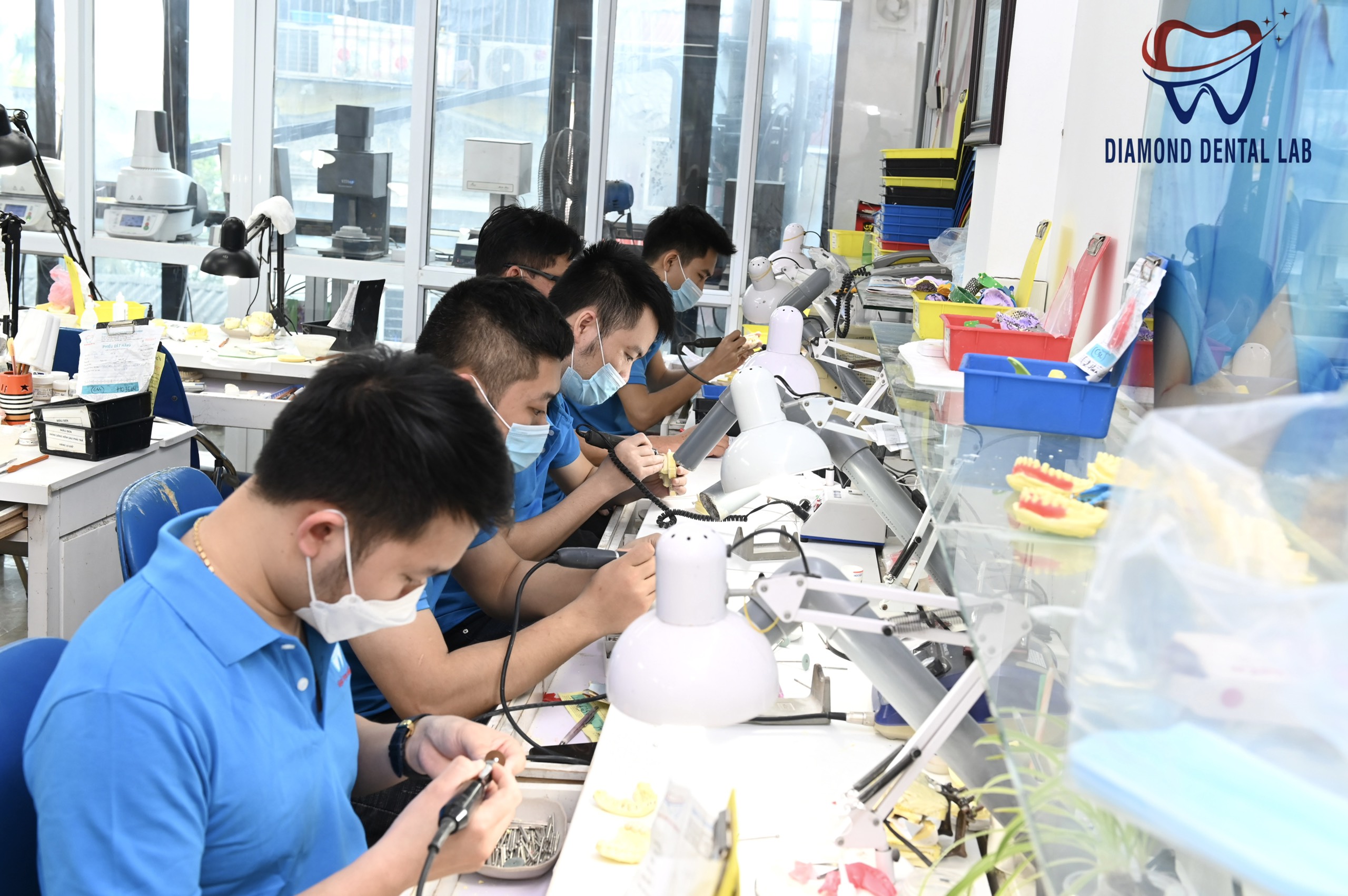 Về chúng tôi Diamond Dental Lab