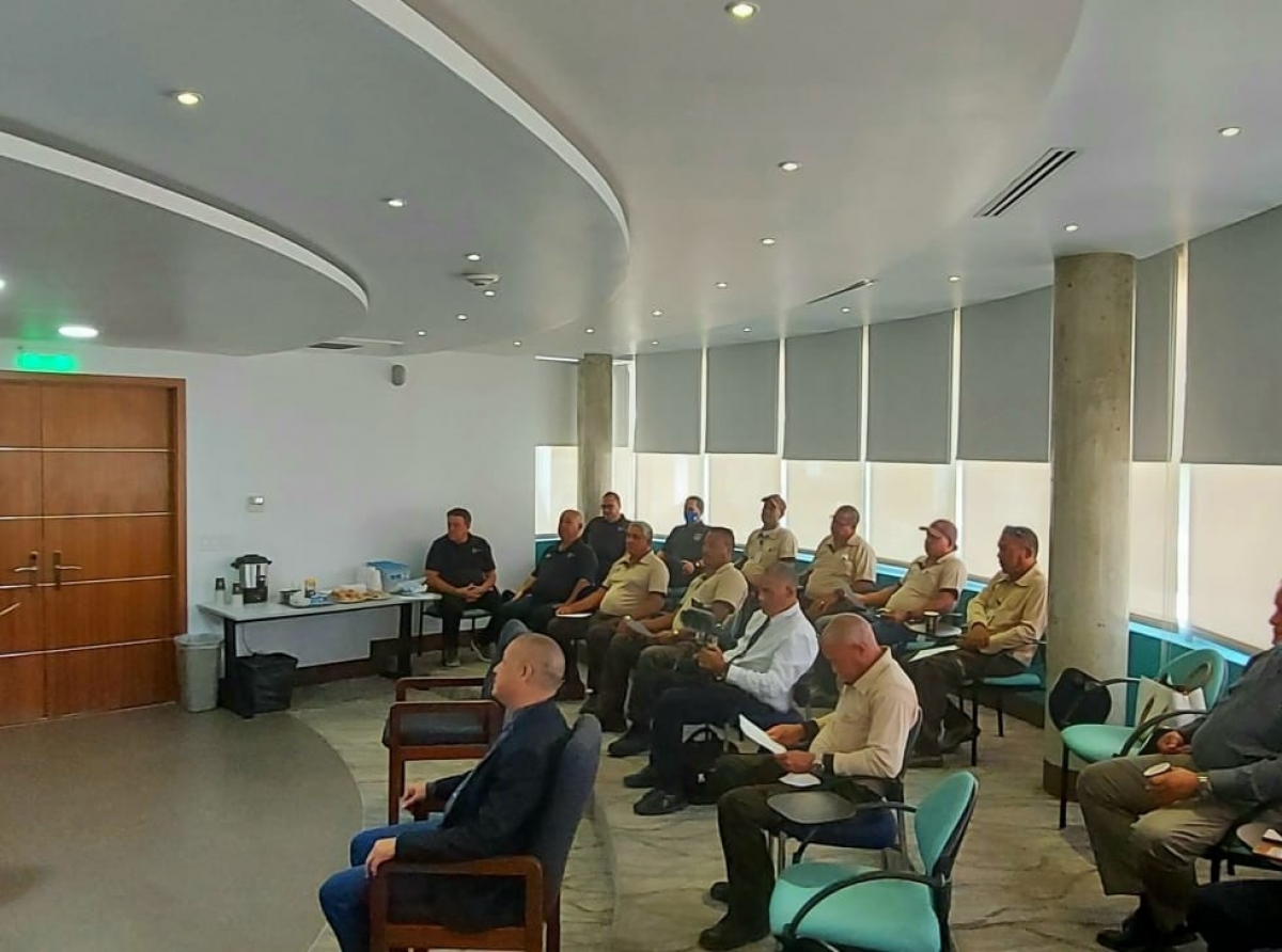 Personal di Dog Control Unit a sigui exitoso curso con pa captura cacho