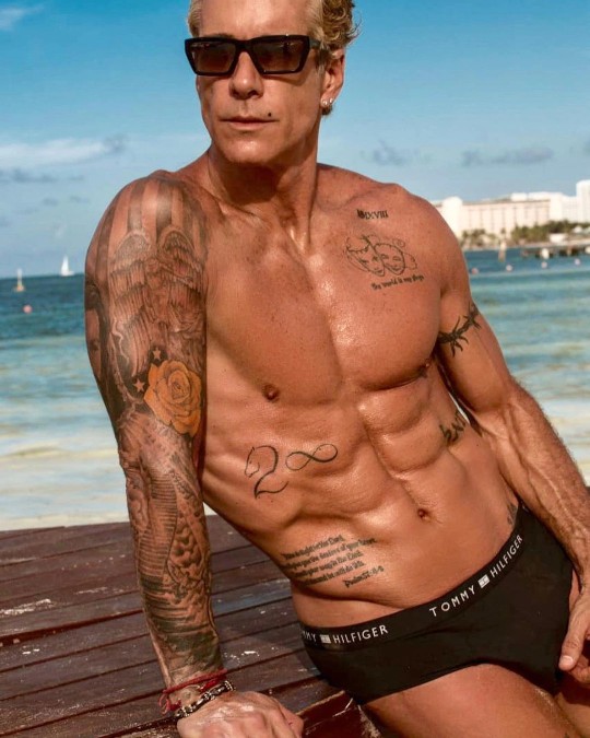 Onlyfans: Va con todo Fernando Carrillo; o mejor dicho: ¡va sin nada!