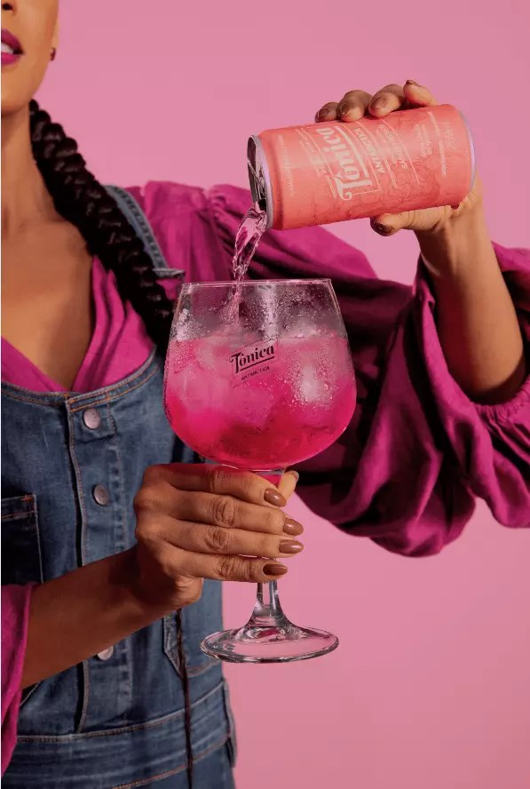 Tônica Antarctica lança edição sabor hibisco em parceria com a atriz