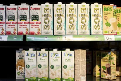 Leche de soja en las estanterías de un supermercado.