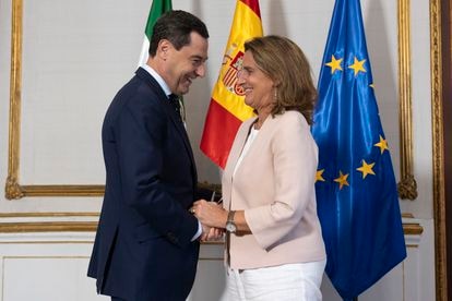 El presidente andaluz, Juan Manuel Moreno, y la vicepresidenta y ministra para la Transición Ecológica en funciones, Teresa Ribera, este martes.