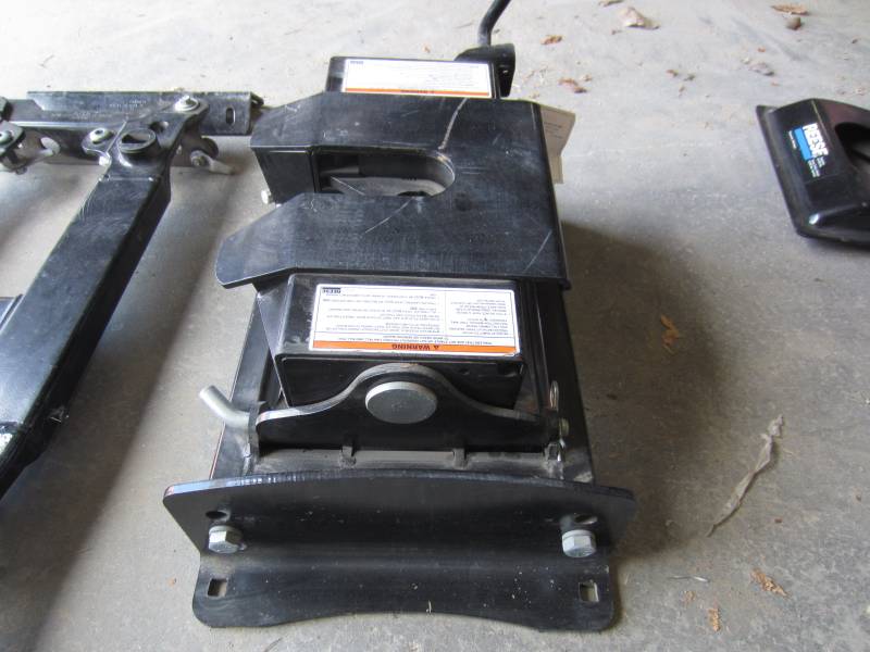 Reese Low Profile Fifth Wheel Hitch, Dick's Auto Parts, Middlebury, IN