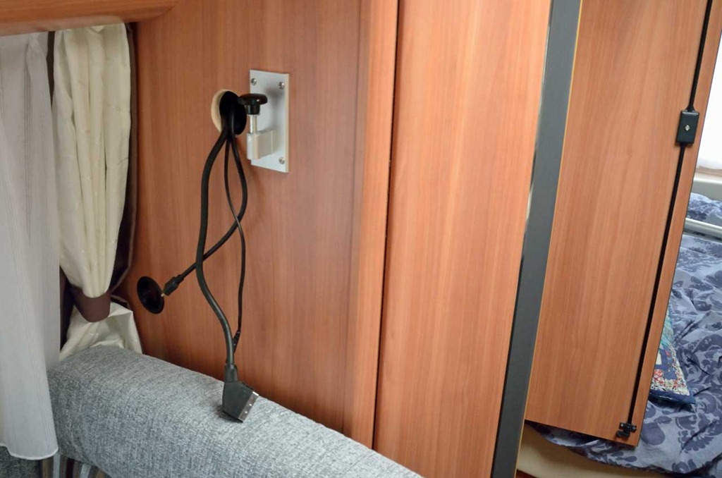 Dvb S/T Op Hdtv+Mediaspeler In De Caravan | Space Van Dick En Els Wools