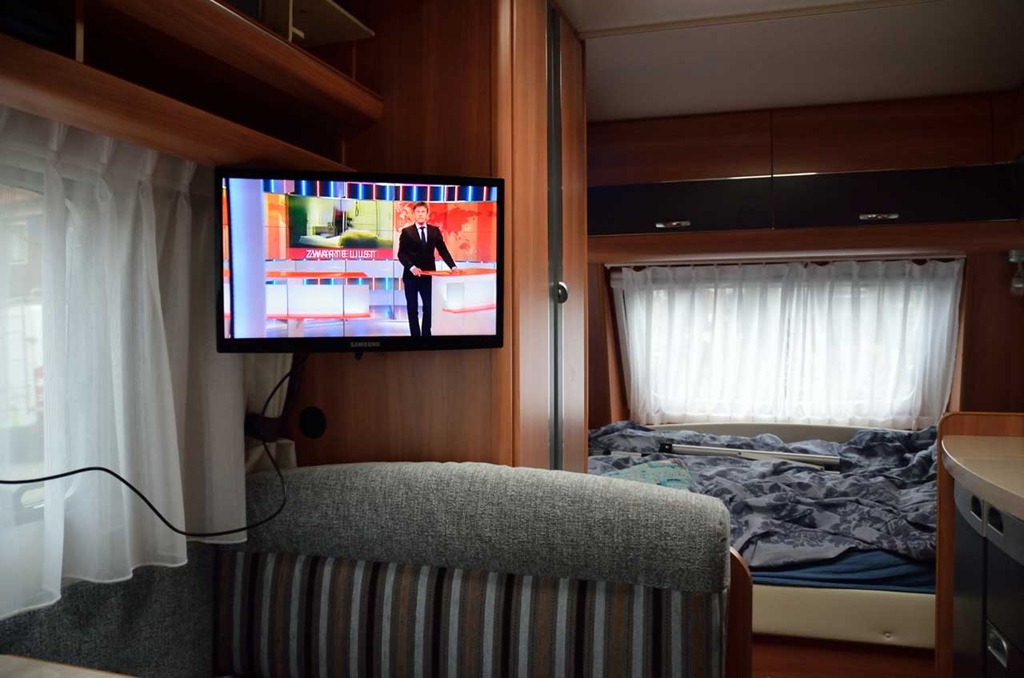 Dvb S/T Op Hdtv+Mediaspeler In De Caravan | Space Van Dick En Els Wools