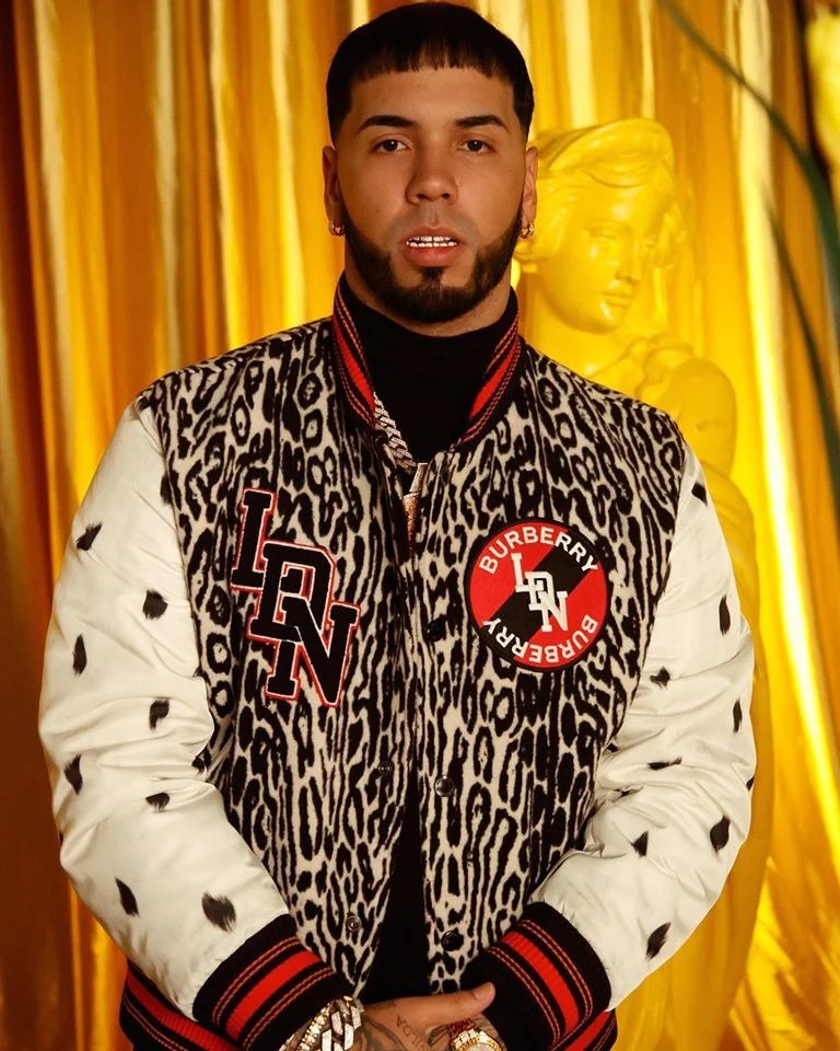Anuel AA cambia su look y con humor pide a Dios que le crezca el pelo