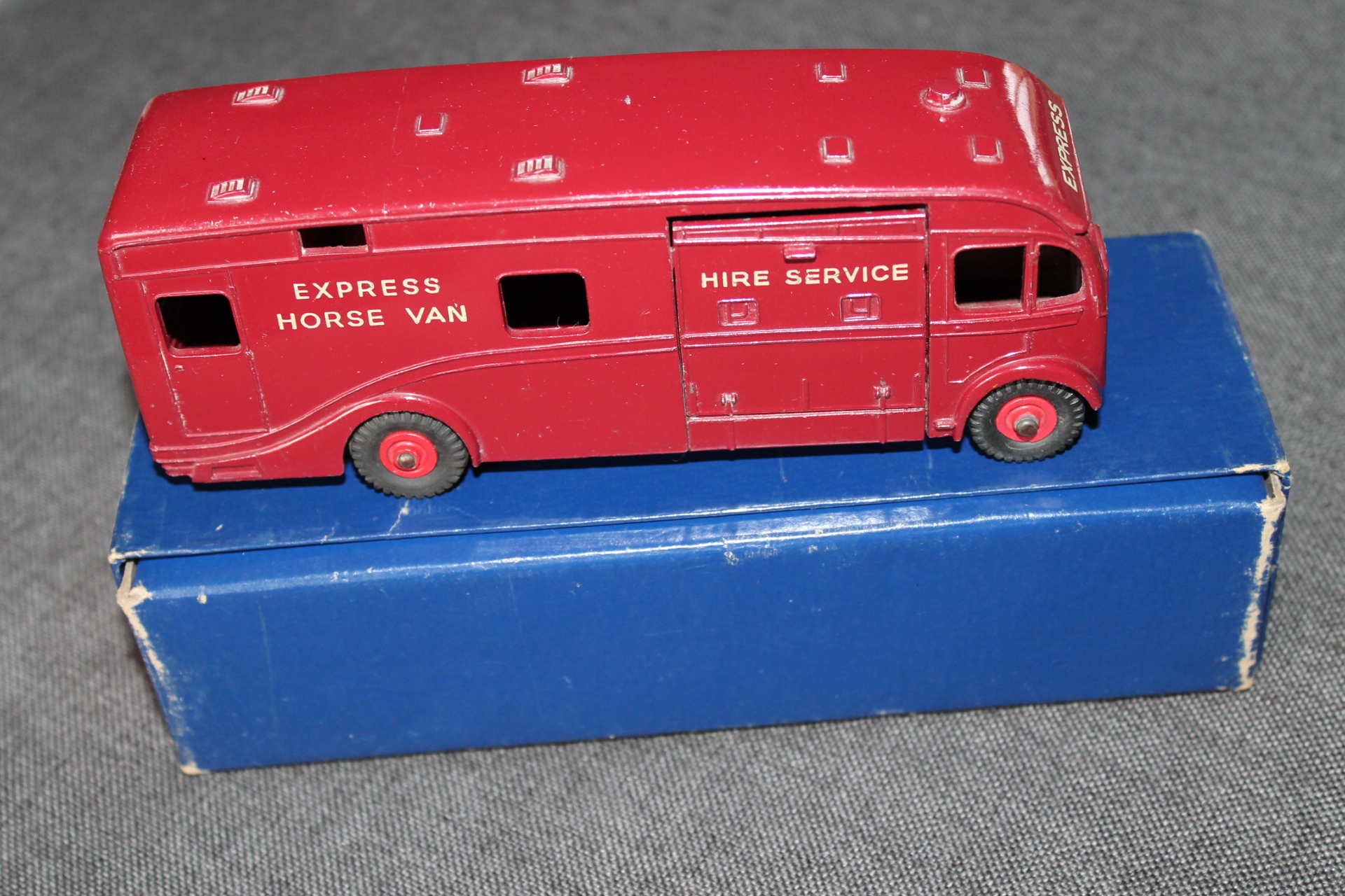 Dinky Toys 581 Horse Box 'Express' US Export Diecast