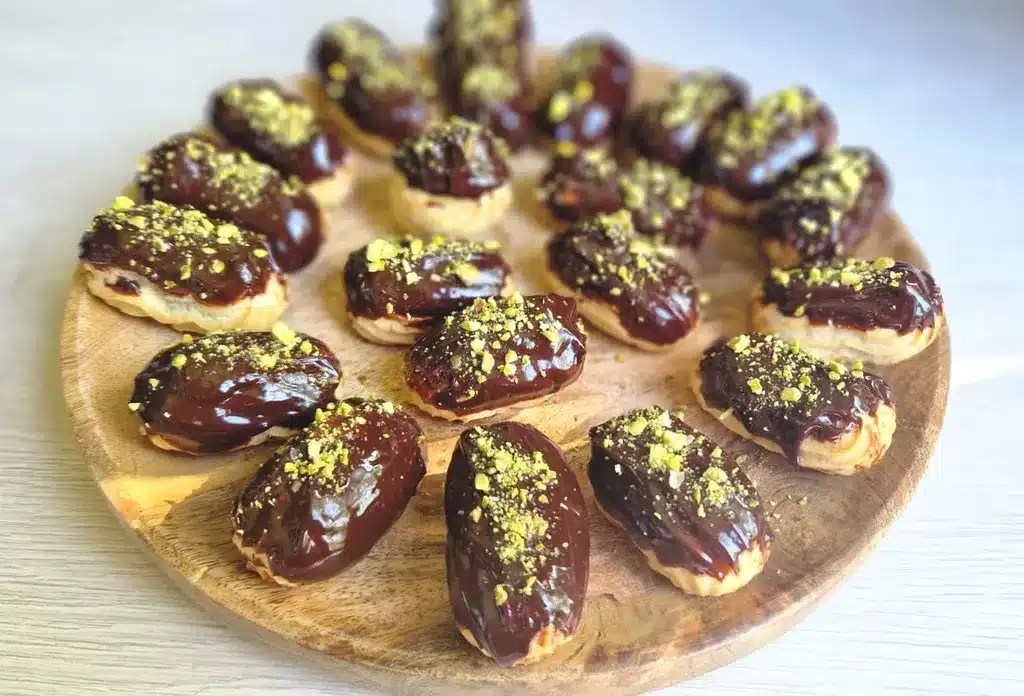 Eclairs with chocolate cream