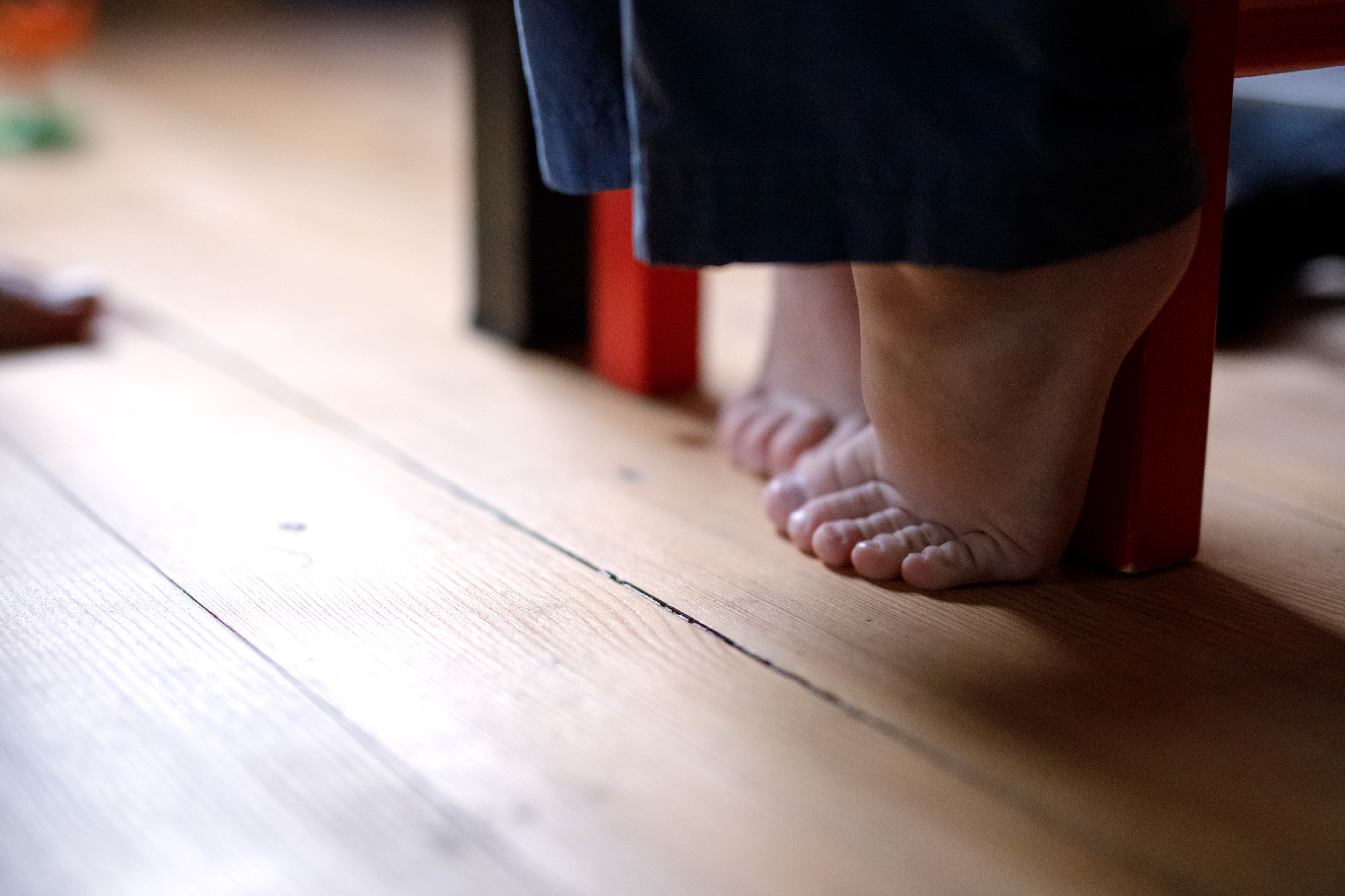 椅子に座った状態でつま先立ちをする ダイエット魂