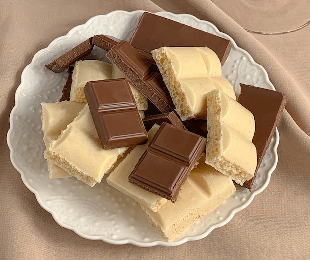 What is the difference between milk chocolate and dark chocolate