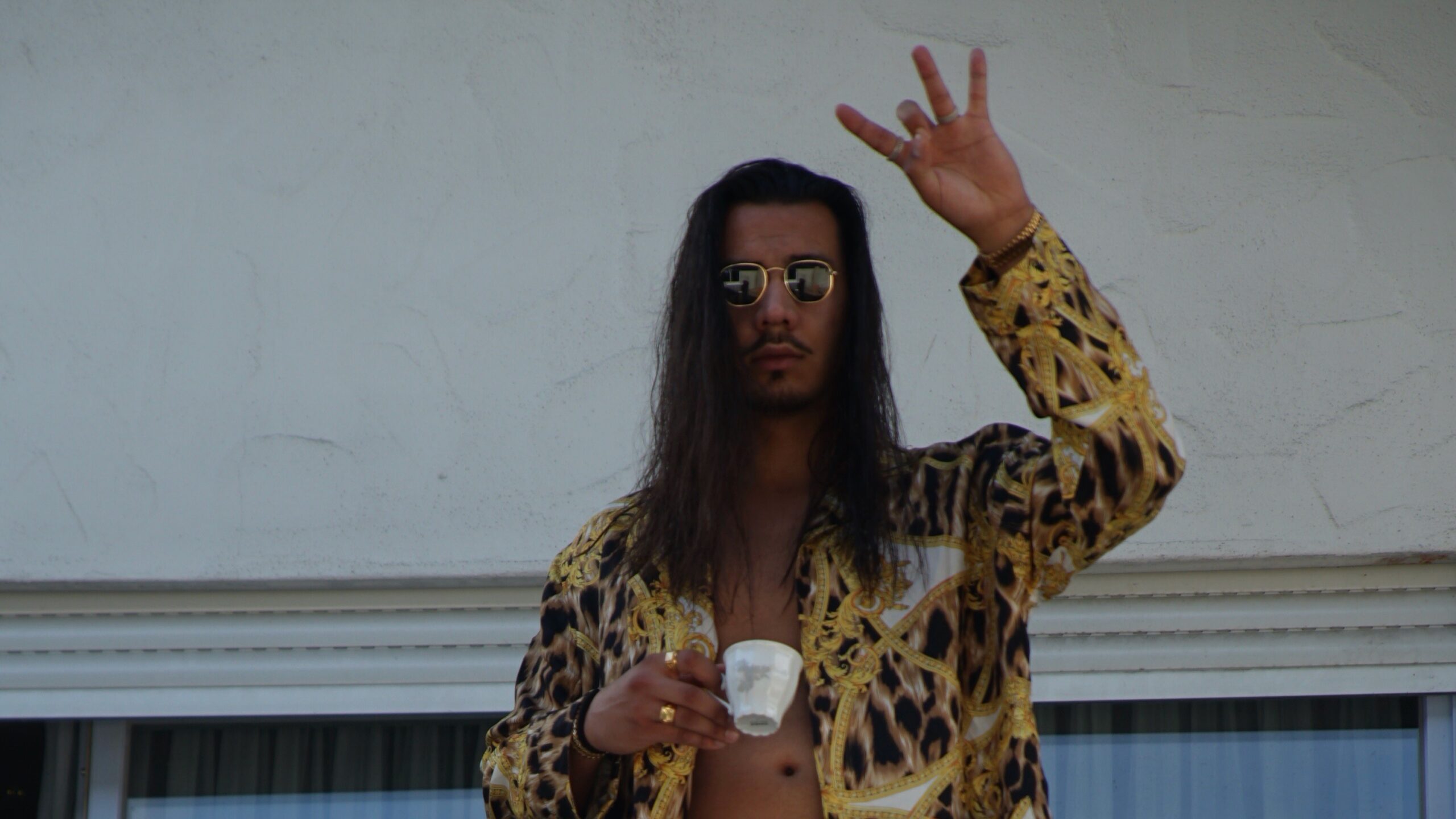 Apache 207 versucht sich in neuer Single "Bläulich" gegen unmoralische
