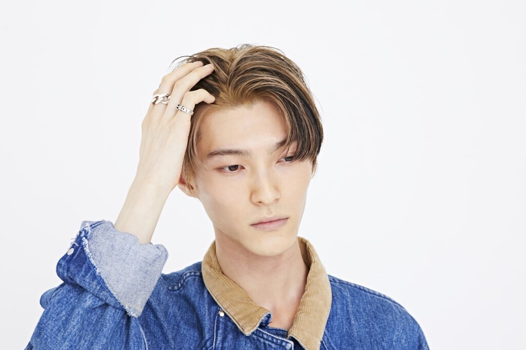 ハイトーンカラーで髪型を個性的に！ メンズにおすすめしたい10スタイル【メンズヘアカタログ】｜ニフティニュース