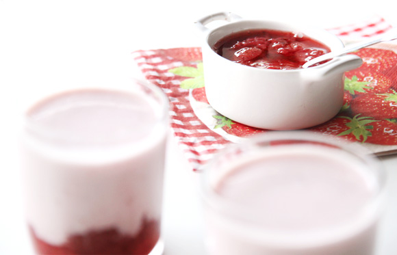 Iogurte de morango com calda e pedaços DigaMaria