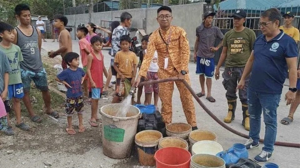 BFP starts delivering water aid to Bacolod areas with low supply