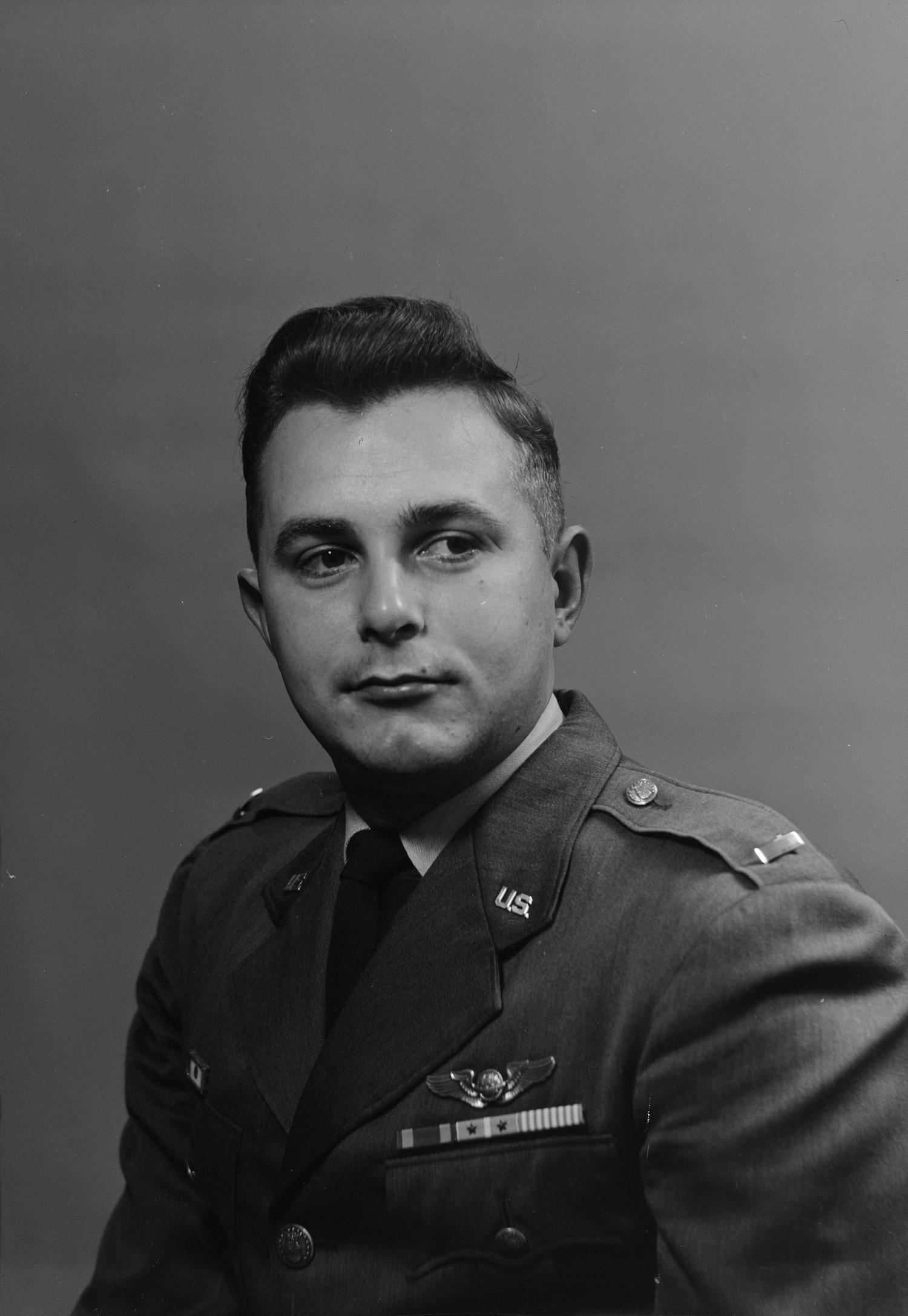 [Portrait of Lieutenant Vernon Robert Hudder Jr. in his U.S. Air Force
