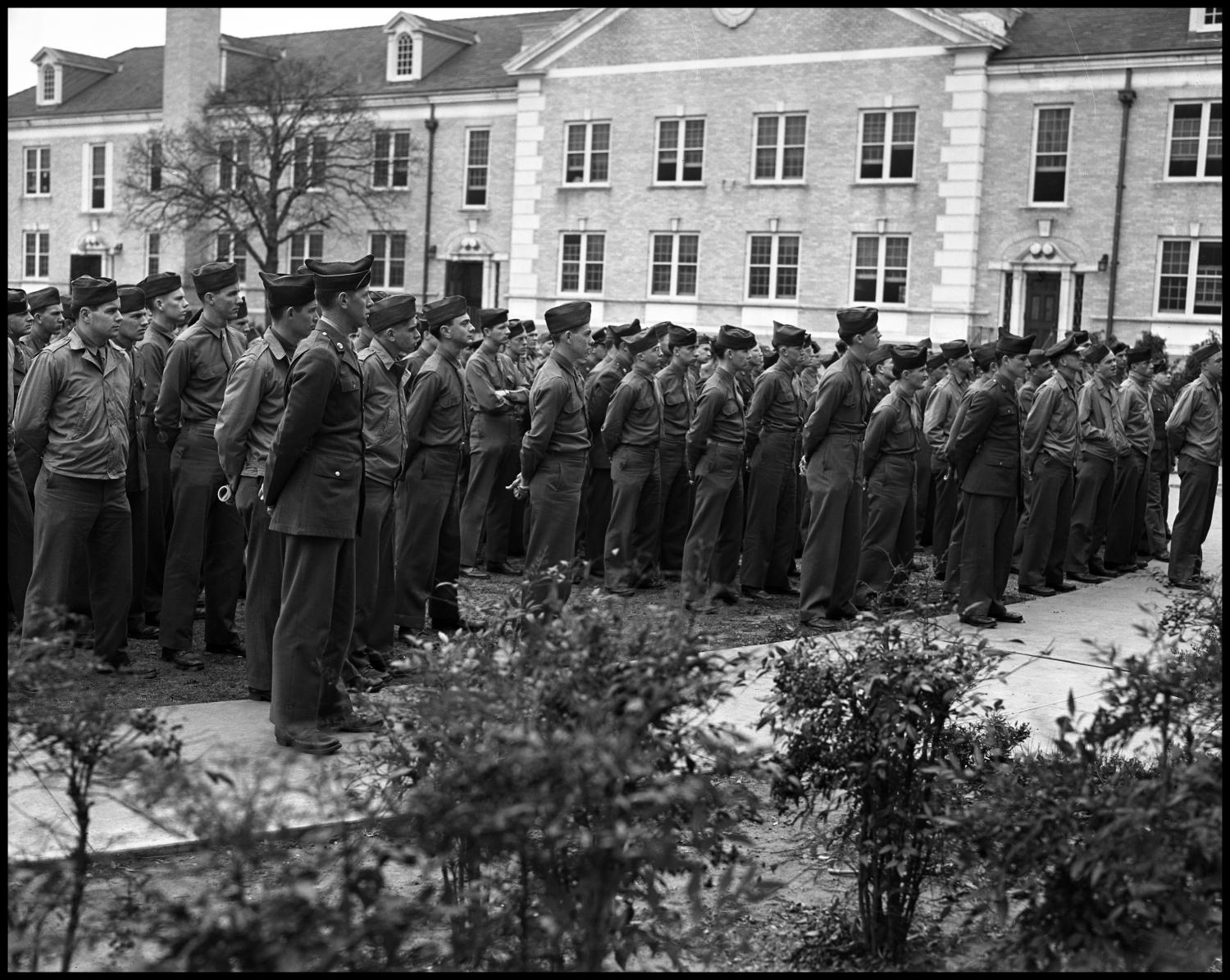 [Servicemen at Chilton Hall] Side 1 of 1 UNT Digital Library