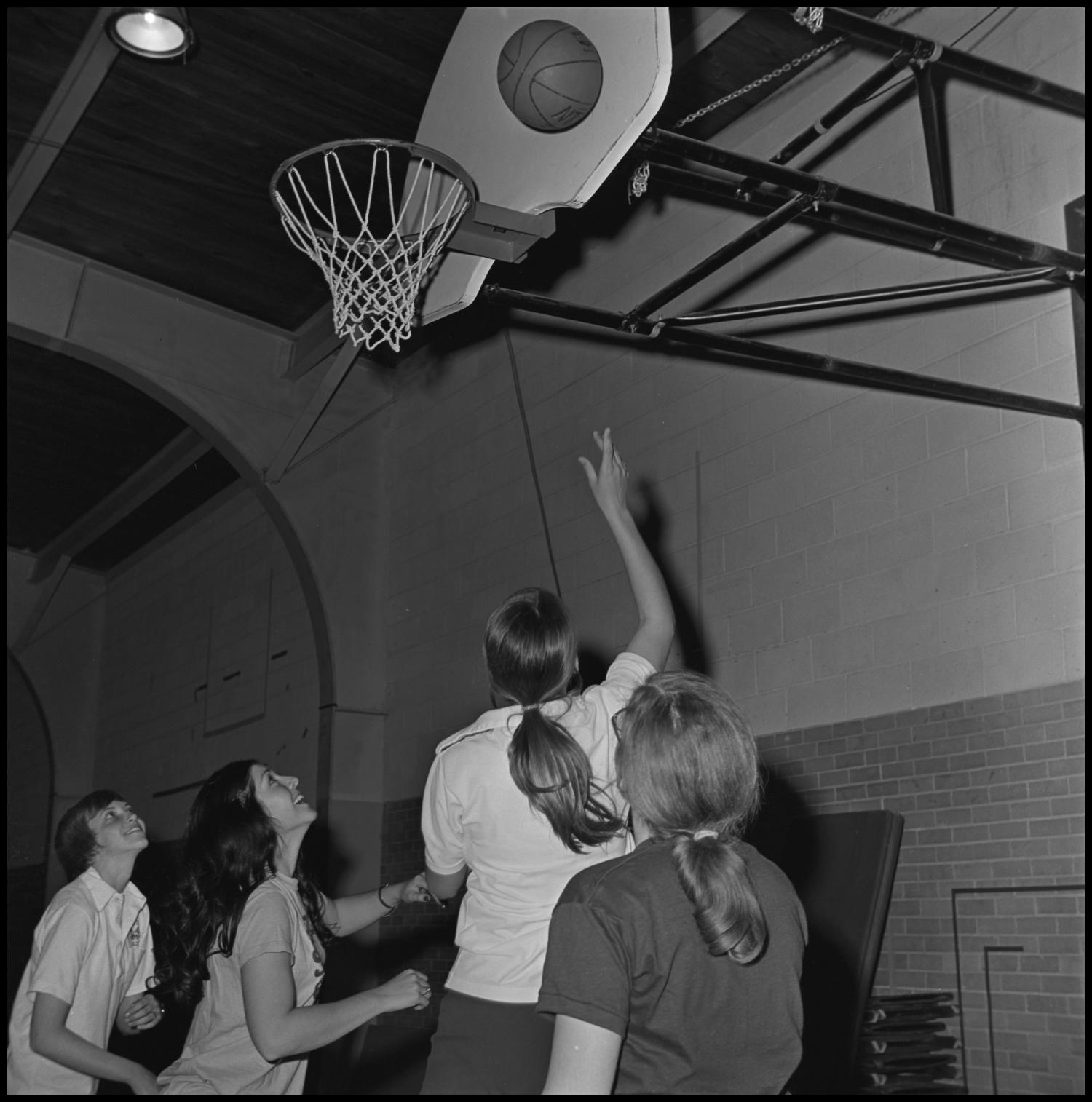 [Photograph of women's basketball game] UNT Digital Library