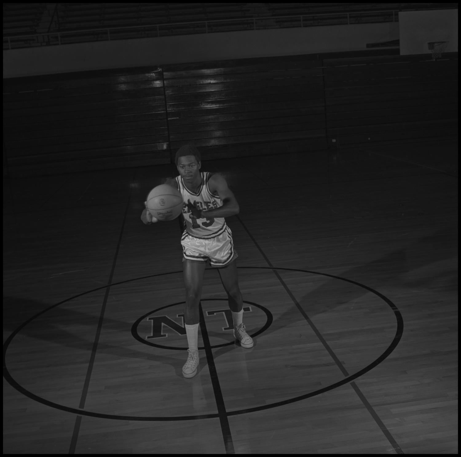 [Robert Bailey passing a basketball] UNT Digital Library
