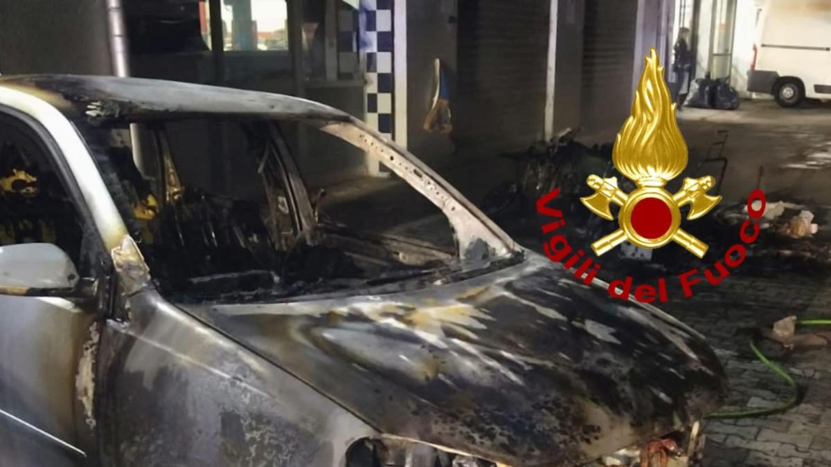 Lecce, incendio distrugge 14 auto in una concessionaria le fiamme sono