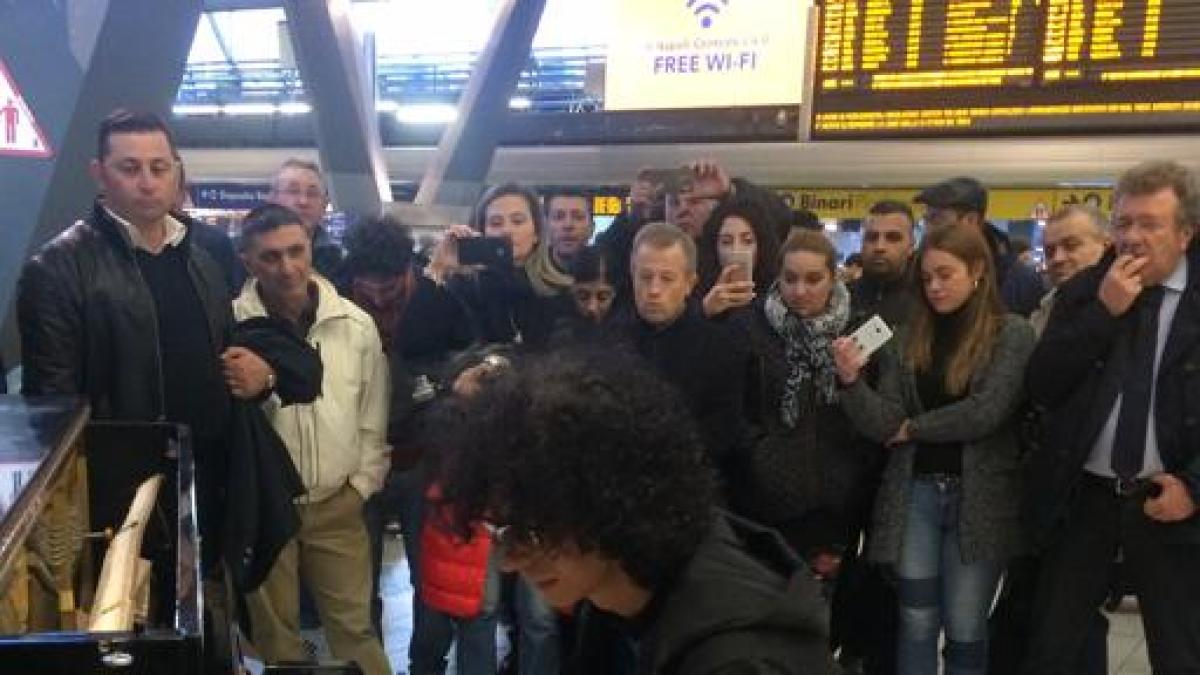 Napoli, Allevi suona in Stazione Un live al pianoforte pubblico