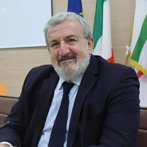 Emiliano si disimpegna dal terzo mandato: i limiti non lo toccano, ma in Puglia la gioventù si fa avanti.