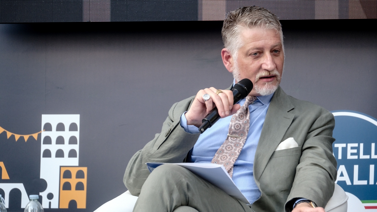 Quando il ministro Giuli lancia pietre e il Corriere risponde con un puf: la resa dei conti che non ci voleva nessuno