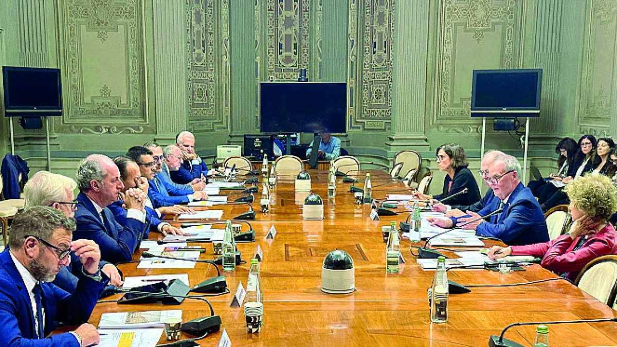 Ecco come l’autonomia ha deciso di prendersi una lunga vacanza dal palco politico: tra tecnici in letargo e parlamentari in pausa caffè