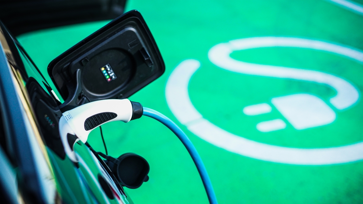 L’enigma dell’auto elettrica, ma se il costo delle batterie diminuisce perché il prezzo dei veicoli resta alto?