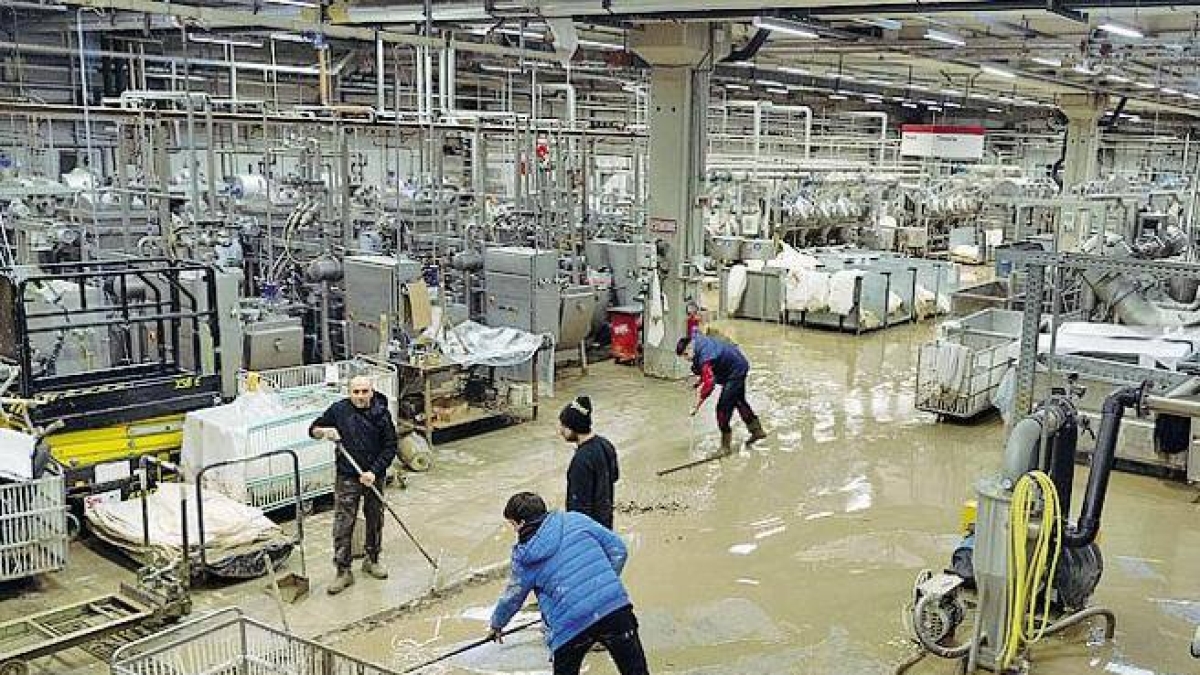 Polizze catastrofali, dal 1° ottobre obbligo anche per le medie imprese: dai costi alle sanzioni, cosa sapere