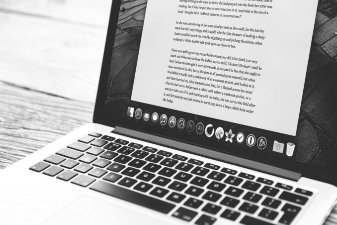 foto gambar laptop dengan banyak tulisan penulis lepas website blog