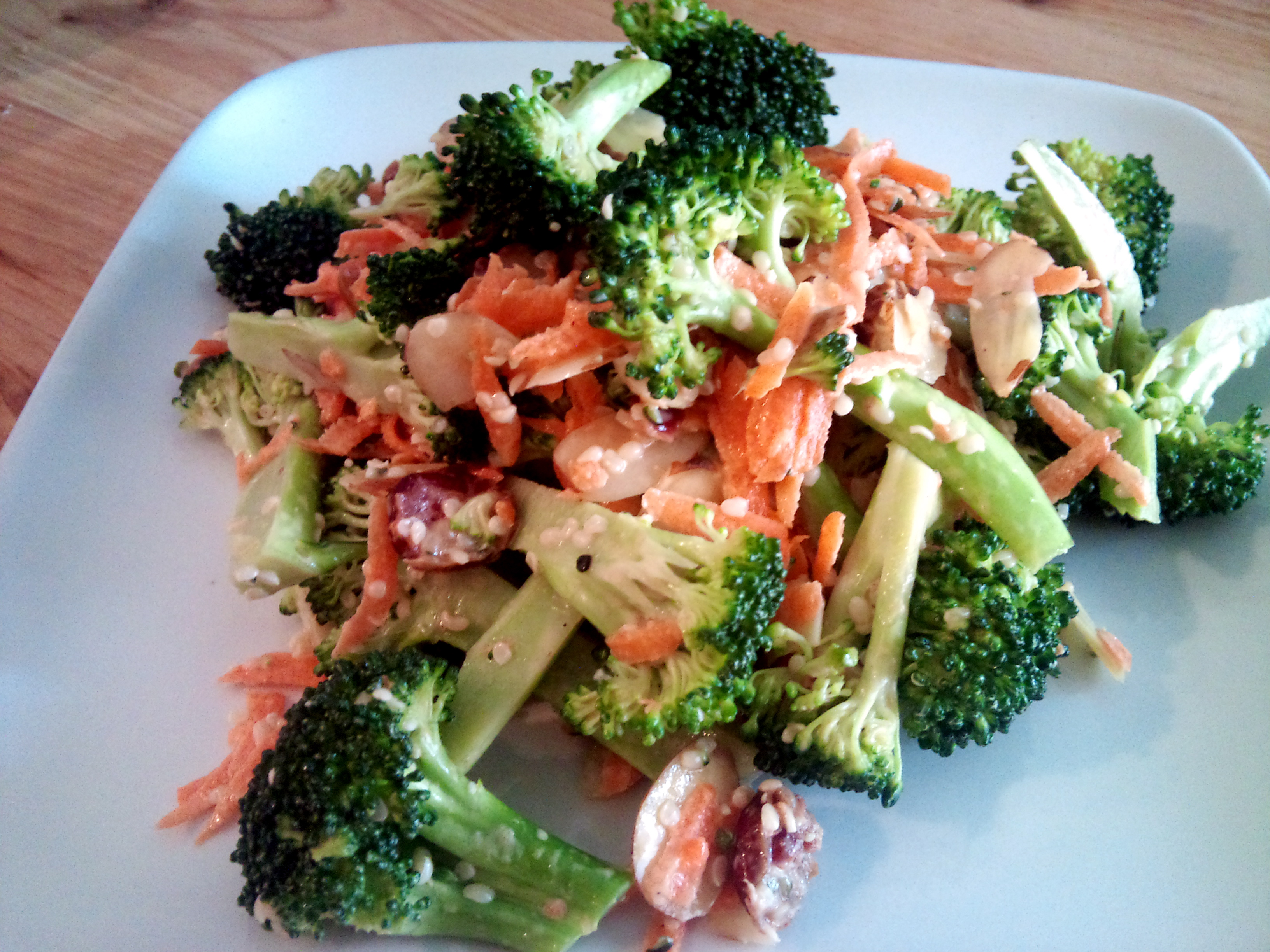 Broccoli almond salad DINUTRITION