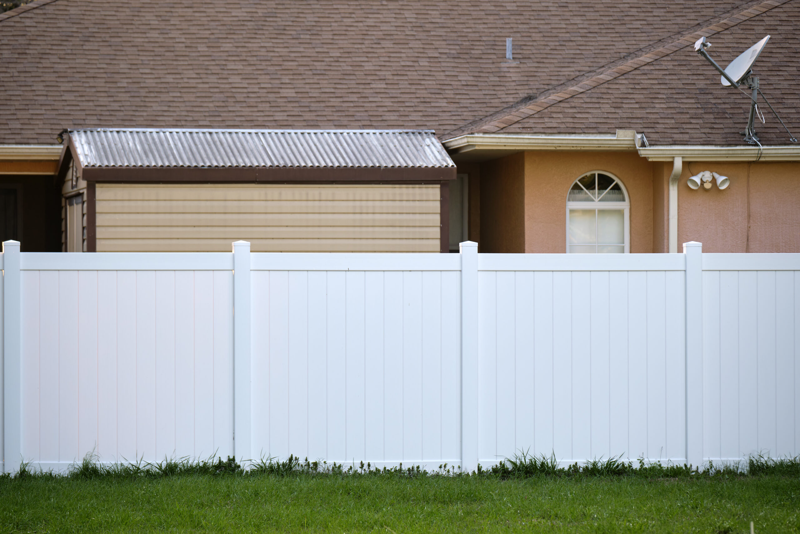 Vinyl Fence Installation in Staten Island NJ/Staten Island Fencing
