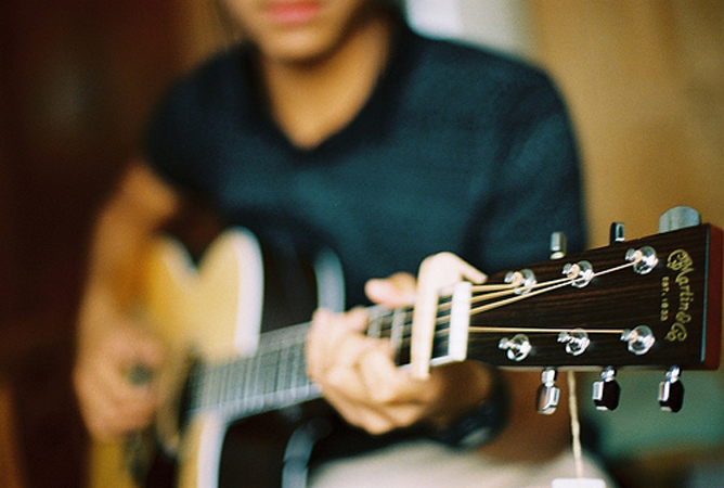 Micro lesson for an easy blues rhythm on acoustic guitar DireStraits