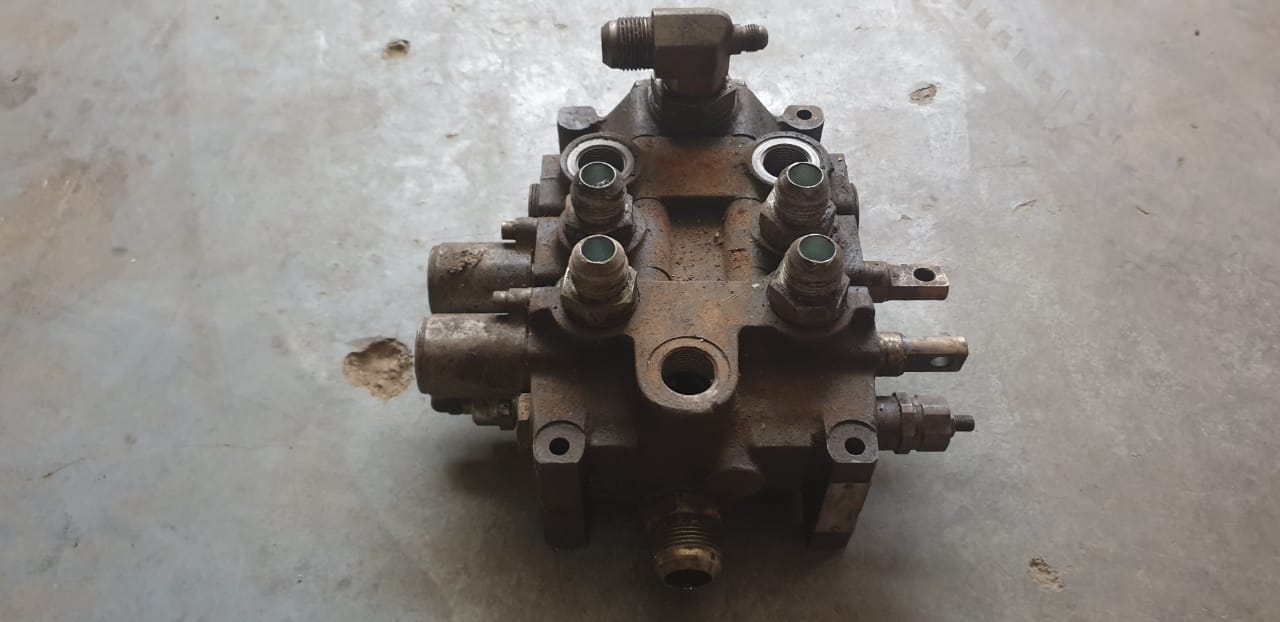 Hydraulic Directional Control Valve Bank – Dirtworx